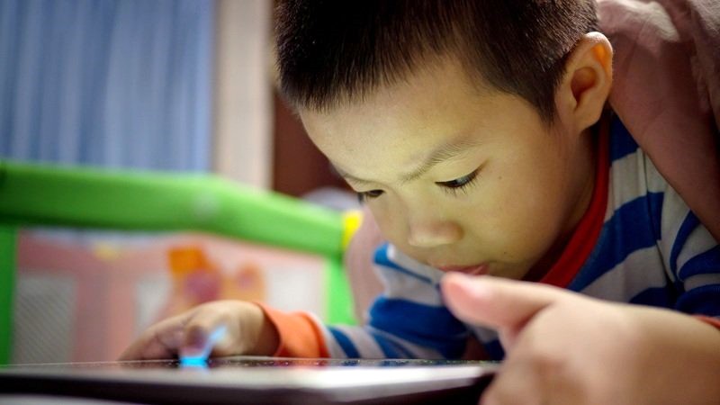 【視力.護眼衛教】  下班後好累，父母想用3C育兒不行嗎？